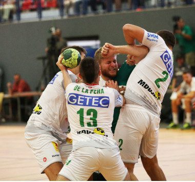 SCM-Spieler Željko Musa behauptet den Handball im dichten Zweikampf gegen die Leipziger Abwehr.