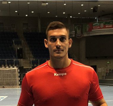 Neuzugang Ignacio Plaza Jiménez im roten Kempa-Oberteil in der leeren GETEC Arena.