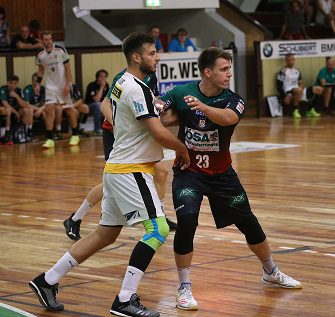 Handballspieler der SC Magdeburg Youngsters im Zweikampf am Ball gegen einen Verteidiger von Rostock.