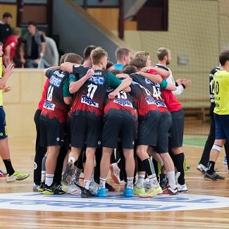 Handballspieler der SC Magdeburg Youngsters liegen sich nach dem Derbysieg jubelnd im Teamkreis in den Armen.