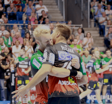 SCM-Spieler Matthias Musche und Marko Bezjak umarmen sich glücklich nach einem Torerfolg auf dem Spielfeld.