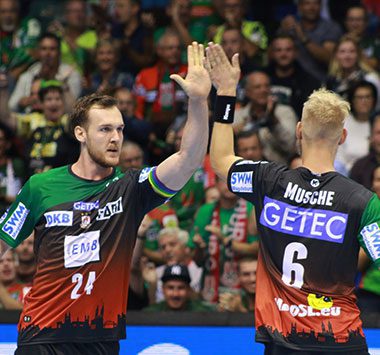 SCM-Kapitän Christian O'Sullivan und Matthias Musche klatschen jubelnd auf dem Spielfeld ab.
