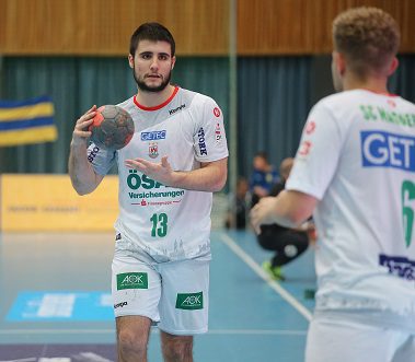 SCM-Youngster Juan de la Peña steht fokussiert mit dem Handball in den Händen auf dem Spielfeld.