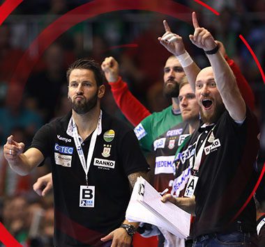 SCM-Trainer Bennet Wiegert und sein Trainerteam jubeln emotional an der Seitenlinie der Arena.
