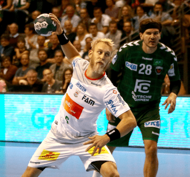 SCM-Spieler Matthias Musche holt im Laufschritt mit dem Handball in der rechten Hand zum Wurf aus.