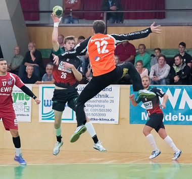 SCM-Youngster im hohen Sprungwurf am Ball gegen die Abwehr und den Torwart des 1. VfL Potsdam.