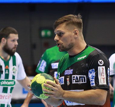 SCM-Spieler Marko Bezjak hält den Handball fokussiert mit beiden Händen vor dem Körper.