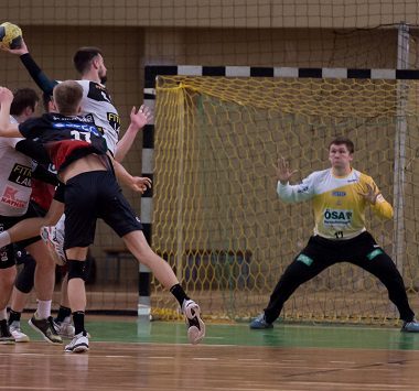 SCM-Torwart Lukas Diedrich steht abwehrbereit im Tor während einer Abwehraktion der Youngsters gegen Braunschweig.