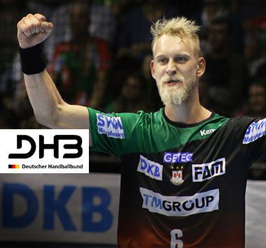 SC-Magdeburg-Spieler „Matze“ (Nr. 6) im grün-schwarzen Trikot hebt den Arm nach einem Länderspiel-Einsatz für den DHB.
