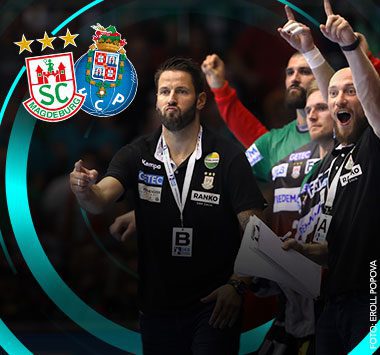 Trainer Bennet Wiegert und Magdeburger Spieler jubeln gemeinsam beim Auswärtsspiel gegen den FC Porto im November 2018