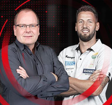 SCM-Geschäftsführer Marc-Henrik Schmedt (links) und Trainer Bennet Wiegert (rechts) posieren gemeinsam mit verschränkten Armen für ein Porträtfoto.