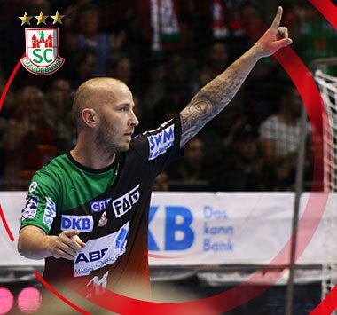 SCM-Rechtsaußen Robert Weber zeigt jubelnd mit dem Finger nach oben nach einem Torerfolg in der heimischen Arena.
