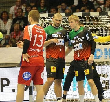 Spielszene vom Bundesliga-Debüt von Luka Baumgart (rechts) im grün-roten SCM-Trikot, der gemeinsam mit Zeljko Musa (Mitte) in der Abwehr steht.