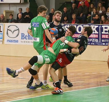 Nachwuchsspieler Lukas Kurchi im grünen SCM-Trikot im Zweikampf während eines Spiels der SCM Youngsters.