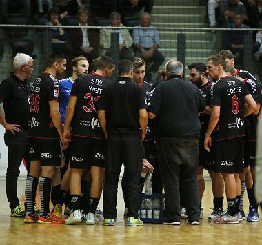 Die Mannschaft der SCM Youngsters versammelt sich in den schwarzen Trikots zu einer Teambesprechung mit dem Trainer am Spielfeldrand gegen Eintracht Hildesheim.