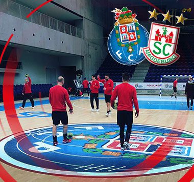 Grafik mit SCM-Spielern beim Training in der Halle, ergänzt durch die Vereinslogos des FC Porto und des SC Magdeburg im oberen Bereich.