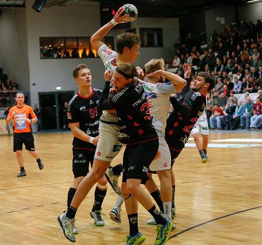 Nachwuchsspieler Hannes Bransche im Sprungwurf für die SCM Youngsters gegen die Abwehr von Eintracht Hildesheim.