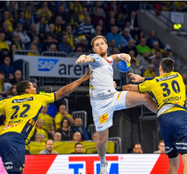 SCM-Spieler Albin Lagergren im weißen Auswärtstrikot bricht im Sprungwurf durch die gelbe Abwehr der Rhein-Neckar Löwen durch.