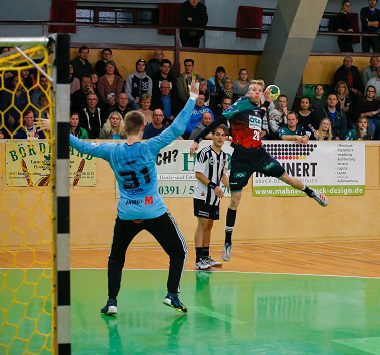 Torwurf der SCM Youngsters im Spiel gegen die SG BBM Bietigheim.