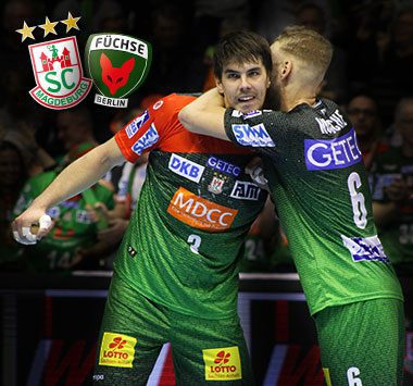 Die SCM-Spieler Zeljko Musa und Matthias Musche (Nummer 6) liegen sich nach einer gelungenen Aktion jubelnd in den Armen.