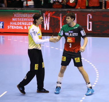 SCM-Torhüter Jannick Green klatscht auf dem Spielfeld mit seinem Teamkollegen Piotr Chrapkowski (Nummer 3) ab.
