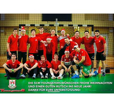 Weihnachtliche Grußgrafik mit einem Gruppenfoto der SCM Youngsters in roten Trikots und dem Text „DIE SCM YOUNGSTERS WÜNSCHEN FROHE WEIHNACHTEN UND EINEN GUTEN RUTSCH INS NEUE JAHR! DANKE FÜR EURE UNTERSTÜTZUNG!“.