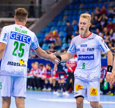 SCM-Spieler Matthias Musche (rechts) und Marko Bezjak (links, Nummer 25) klatschen nach dem Auswärtsspiel in Bietigheim auf dem Spielfeld ab.