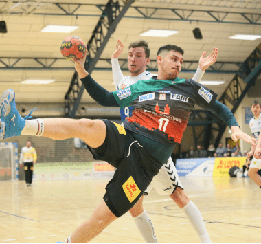 SCM-Kreisläufer Ignacio Plaza Jiménez (Nummer 17) im dunkelgrünen Trikot beim Sprungwurf im Finale des Peugeot-Cups gegen die Füchse Berlin.