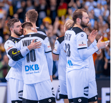 Spieler der deutschen Handballnationalmannschaft umarmen sich während des WM-Halbfinales auf dem Spielfeld