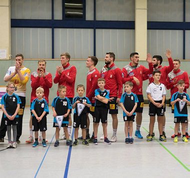 Vorspiel Aufstellung der SCM Youngster klatschen zu den Fans