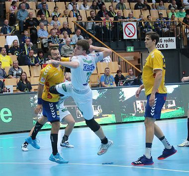 Spielszene aus der Handballpartie zwischen den Mecklenburger Stieren Schwerin und den SCM-Youngsters.