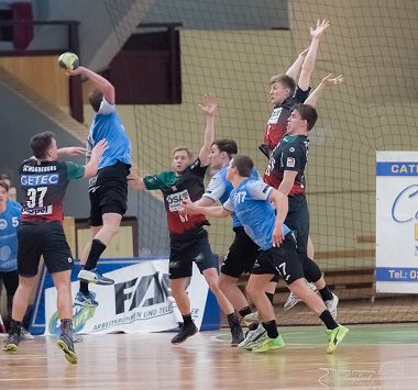 Dynamische Spielszene aus der Handballpartie zwischen den SCM-Youngsters und der TSVA Altenholz.