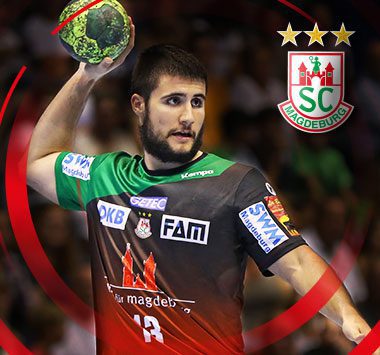 Collage des Handballspielers Juan de la Peña mit dem Vereinslogo des SC Magdeburg.