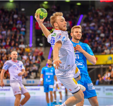 SCM-Handballspieler Michael Damgaard beim Sprungwurf während des Spiels gegen den TVB Stuttgart.