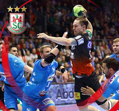 SCM-Handballspieler Michael Damgaard zieht im Sprungwurf an einem Stuttgarter Abwehrspieler vorbei.
