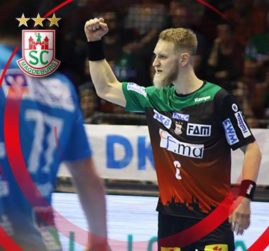 Handballspieler Matthias Musche im rot-grünen SCM-Trikot ballt nach einem Torerfolg die Faust zum Jubel.