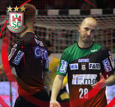 Handballspieler Robert Weber im grün-roten Trikot des SC Magdeburg steht mit fokussiertem Blick auf dem Feld.
