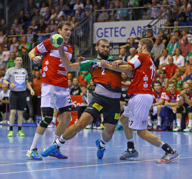 SCM-Handballspieler Željko Musa wird beim Angriffsversuch am Kreis von zwei Verteidigern des BHC bedrängt.
