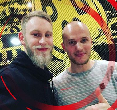 Die Handballspieler Matthias Musche und Tim Hornke lächeln nebeneinander in die Kamera.