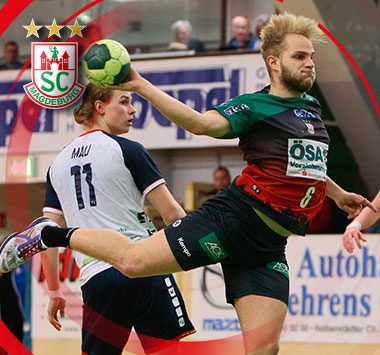 SCM-Handballspieler Alex Reimann setzt im grün-roten Trikot im Sprung zum Torwurf an.