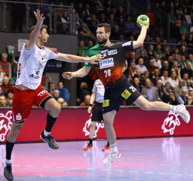 SCM-Handballspieler Mads Christiansen setzt im Sprungwurf zum Torabschluss gegen die Eulen Ludwigshafen an.