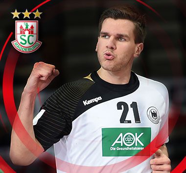 Porträt von Handballspieler Erik Schmidt im weißen Nationaltrikot mit geballter Faust zum Jubel.