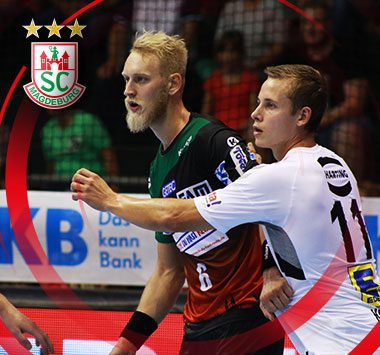 SCM-Handballspieler Matthias Musche im Zweikampf an der Seitenlinie gegen einen Verteidiger im weißen Trikot.