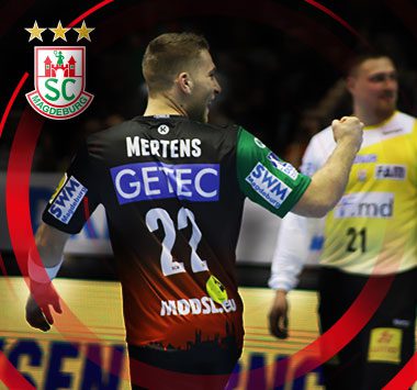 SCM-Handballspieler Lukas Mertens mit der Trikotnummer 22 jubelt mit erhobener Faust auf dem Spielfeld.