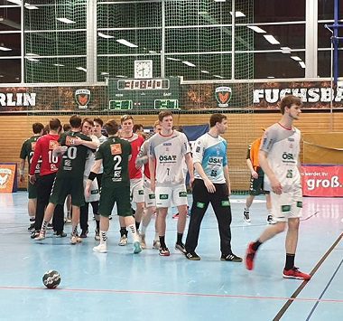 Spieler der SCM Youngsters und Füchse Berlin II nach dem Abpfiff auf dem Spielfeld in Berlin.