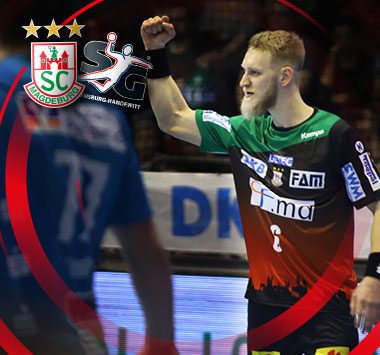 SCM-Handballspieler Matthias Musche jubelt mit erhobener Faust im grün-roten Trikot neben einem Flensburger Gegenspieler.