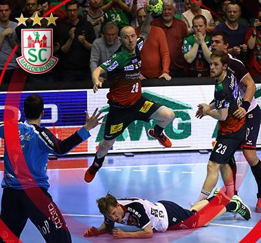 SCM-Handballspieler Robert Weber erzielt im Fallen ein Tor gegen Flensburg-Torwart Benjamin Burić.
