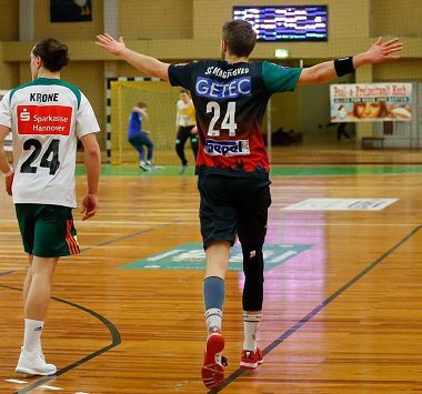 SCM-Handballspieler mit der Nummer 24 läuft mit ausgebreiteten Armen jubelnd in der Rückenansicht über das Spielfeld.