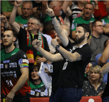 Stefan Kretzschmar jubelt mit geballten Fäusten auf der Zuschauertribüne zwischen SCM-Fans.