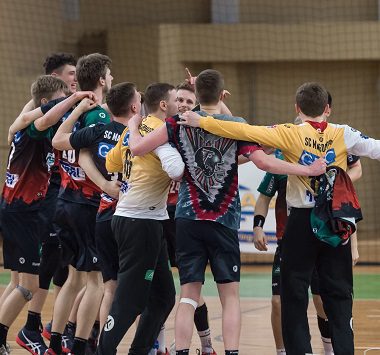 Die Handballspieler der SCM Youngsters liegen sich nach einem Heimsieg jubelnd im Teamkreis in den Armen.
